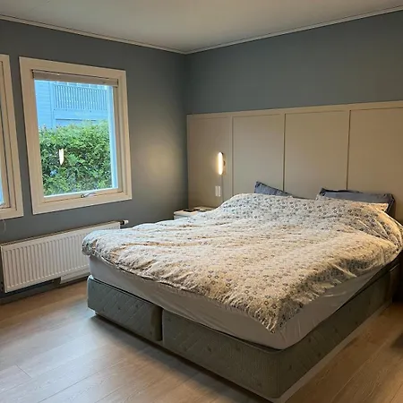 - Home, Close To Airport And The Βίλα